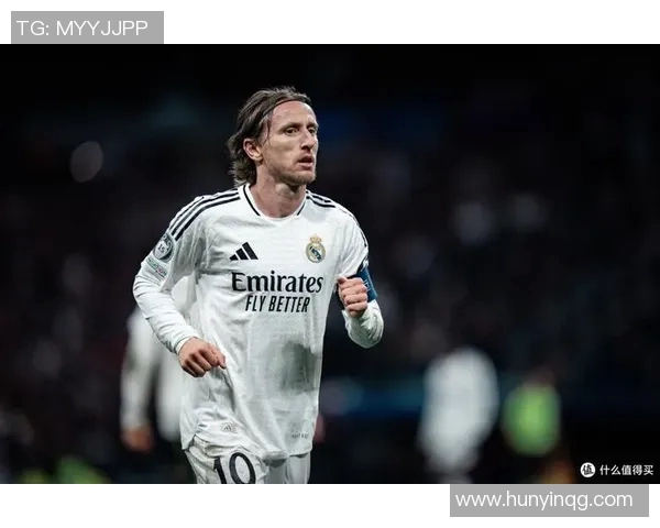 足球传奇人物背后的故事与成就解析:从球场英雄到历史传奇的崛起之路